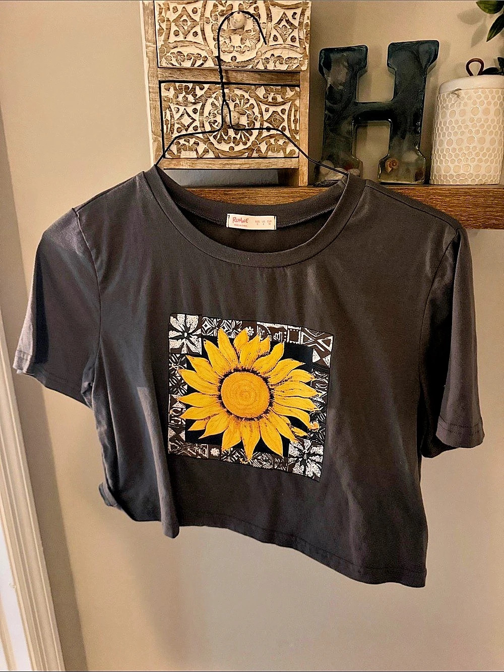 Romwe Sunflower Graphic Tee in Gray Size Small
